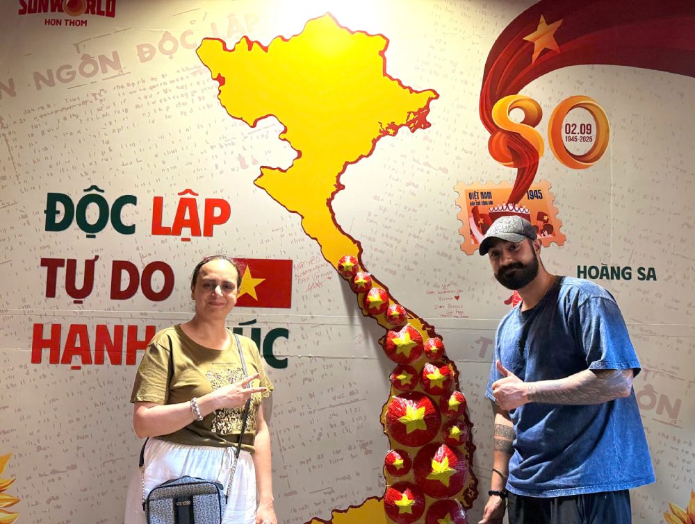 Du khach den tu An Do viet loi nhan chuc mung ngay Quoc khanh 2.9 va gui tinh yeu cua minh den voi dat nuoc Viet Nam. Anh: Binh Minh