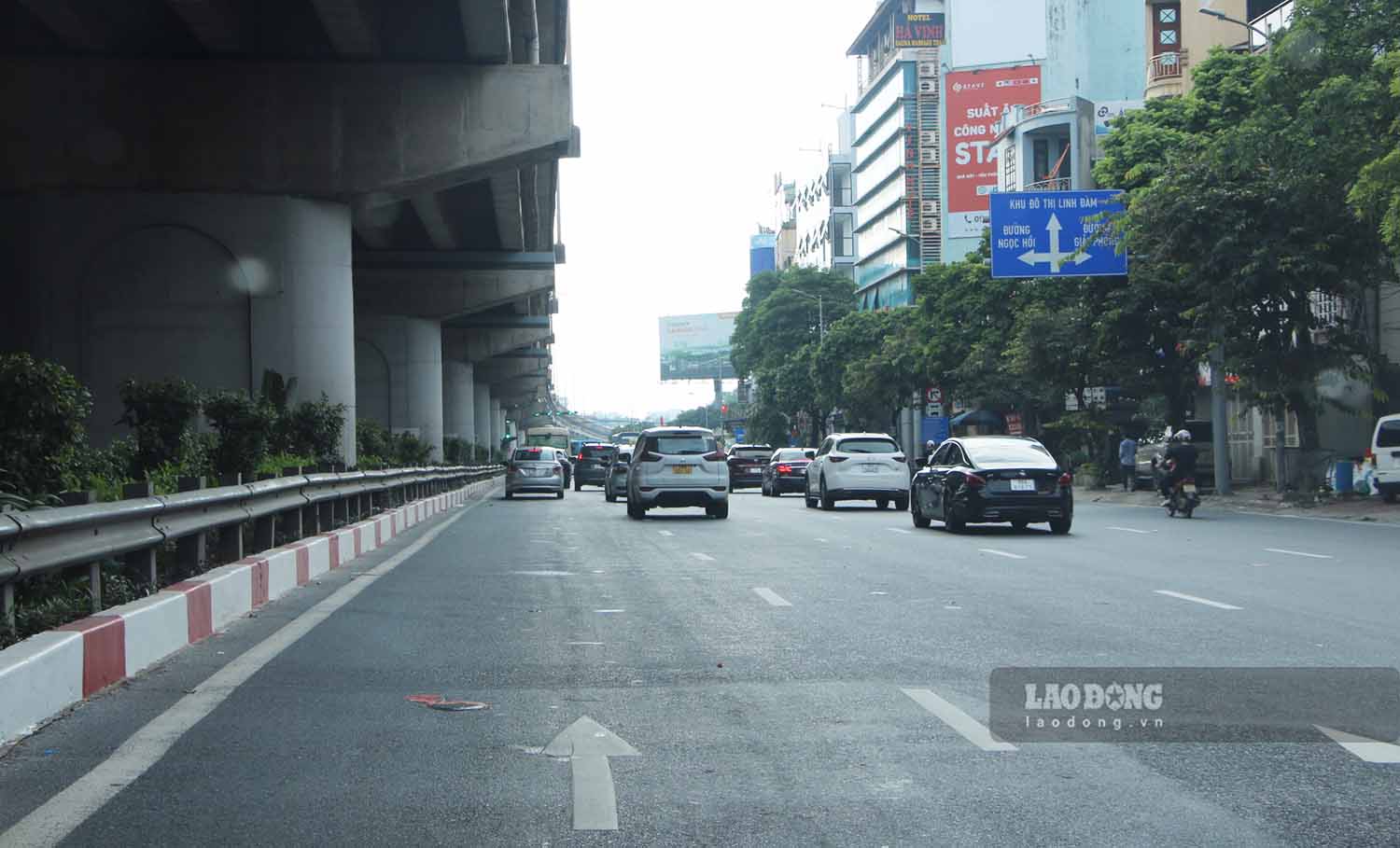 Diem giao cat voi duong Giai Phong von thuong xuyen un tac dip cuoi nghi le thi hom nay thong thoang bat ngo. Anh: Nguyen Tung.