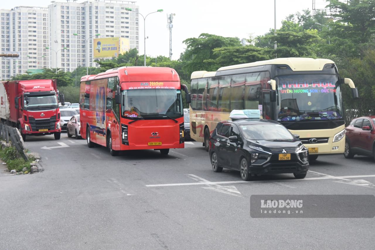 Xe khach, o to ca nhan ken dac tren duong ve Ha Noi sau ky nghi le.