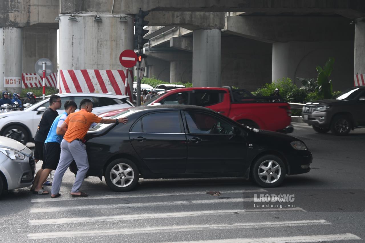 Mot o to bat ngo bi hong giua dong xe dong duc.