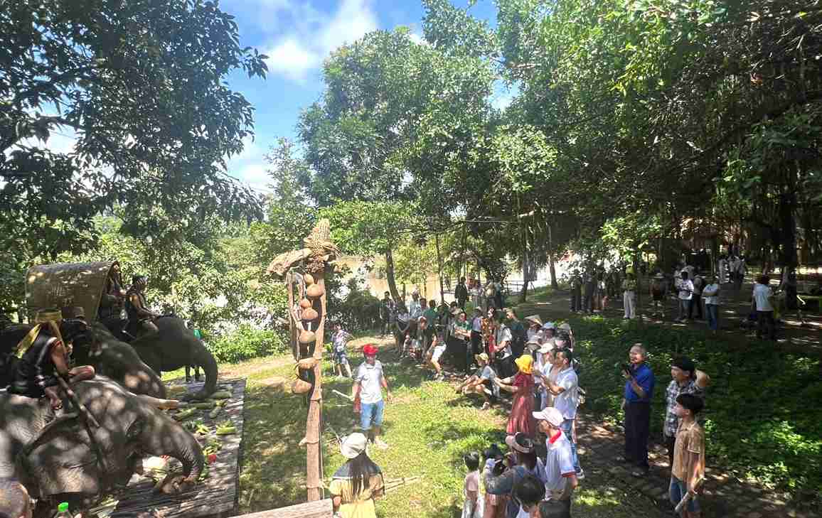 Tourists flock to tourist areas and destinations in Dak Lak province. Photo: Bao Trung