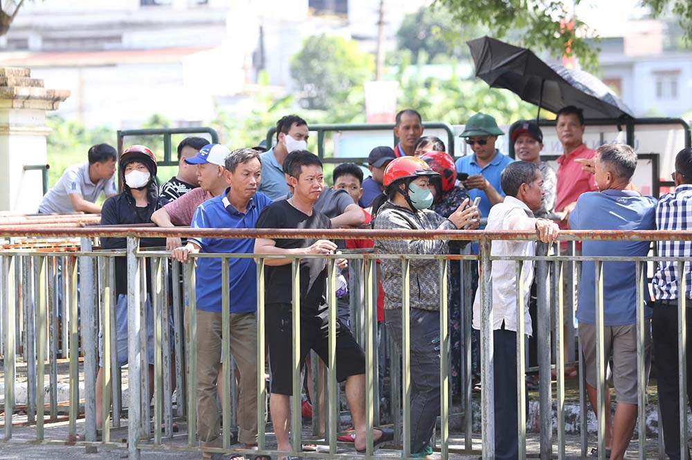 Cac co dong vien xep hang cho mua ve. Anh: VFF
