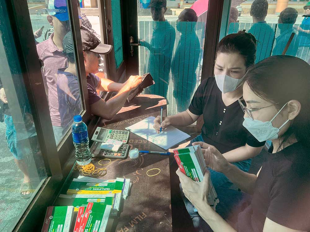 Ve se lien tuc duoc ban o san Viet Tri. Anh: VFF