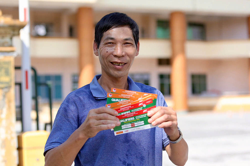 Niem vui cua cac co dong vien khi mua duoc ve. Anh: VFF