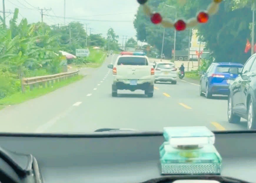 La police de la circulation routiere n° 2 ouvre la voie pour aider les habitants a se rendre aux urgences. Photo : Departement de la police de la circulation