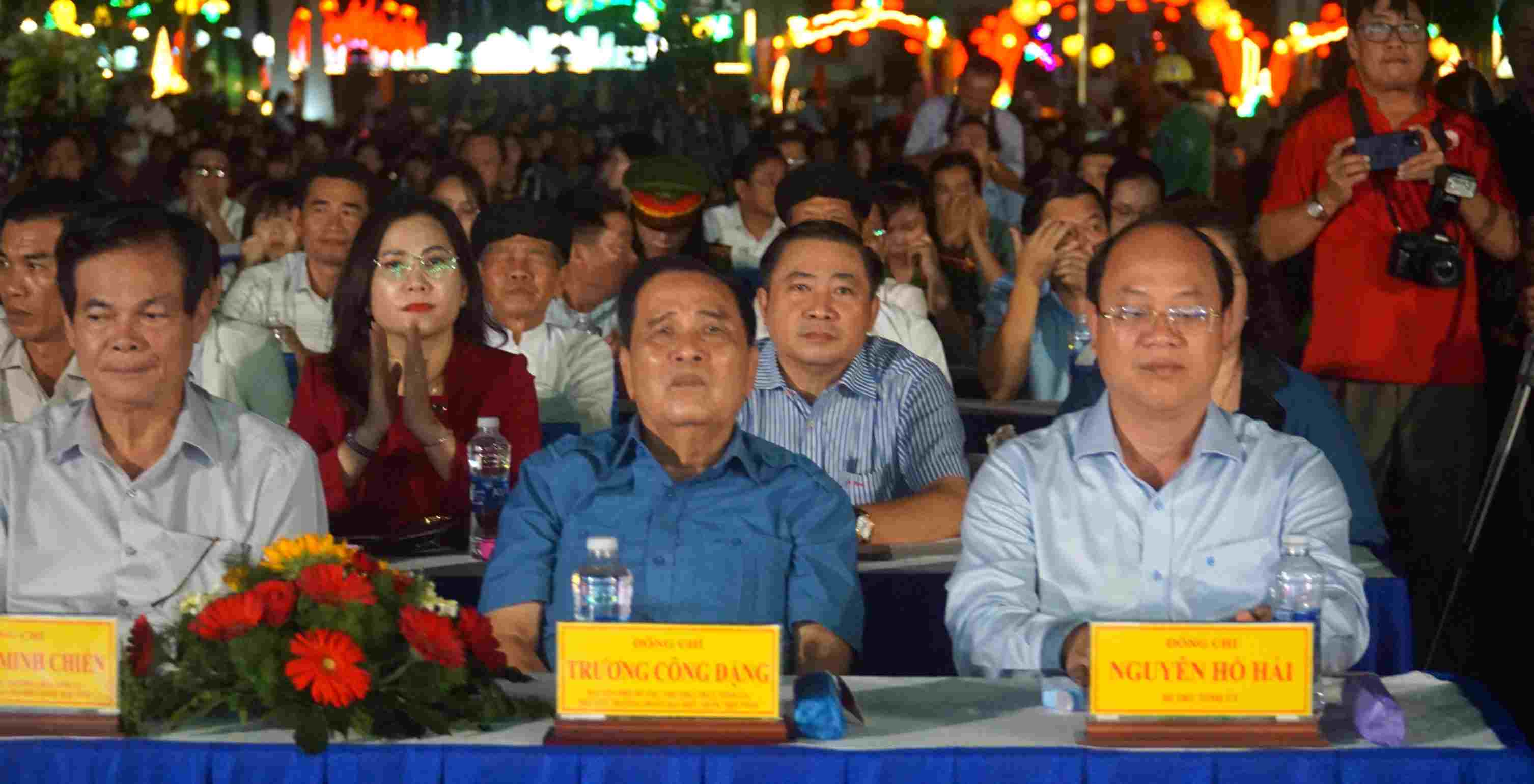 Le secretaire du Comite provincial du Parti de Ca Mau Nguyen Ho Hai est descendu dans le quartier de Bac Lieu province de Ca Mau pour assister a des spectacles artistiques et tirer des feux d'artifice pour celebrer le 80e anniversaire de la fete nationale avec les habitants. Photo : Nhat Ho
