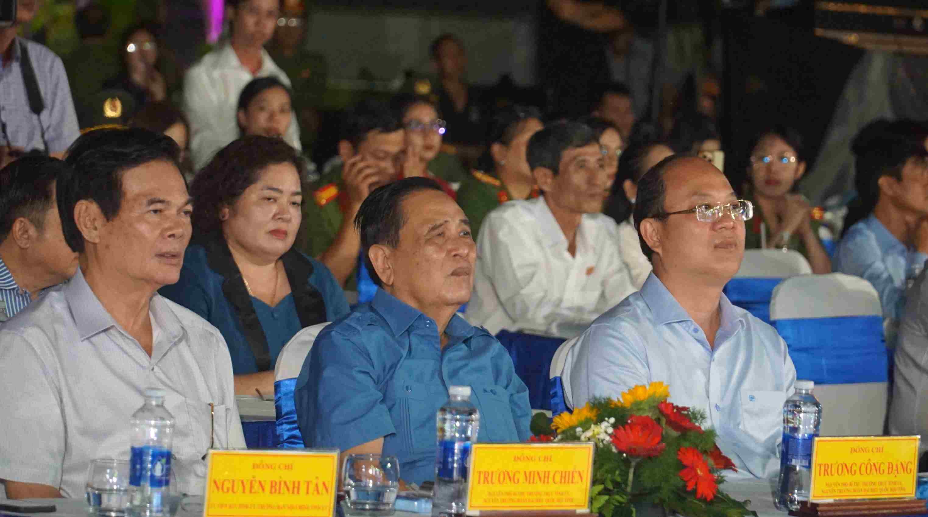 Bi thu Tinh uy Ca Mau Nguyen Ho Hai xuong phuong Bac Lieu cung xem van nghe voi nguoi dan chao mung 80 nam Quoc khanh. AnhL Nhat Ho
