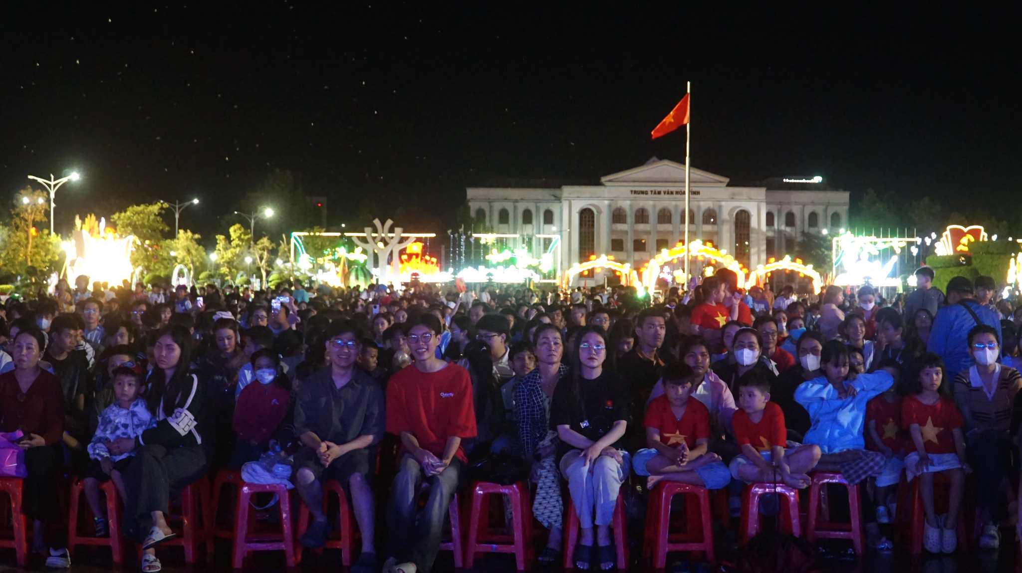 Rat dong nguoi dan tai Ca Mau xem van nghe chao mung 80 nam Quoc khanh. Anh: Nhat Ho