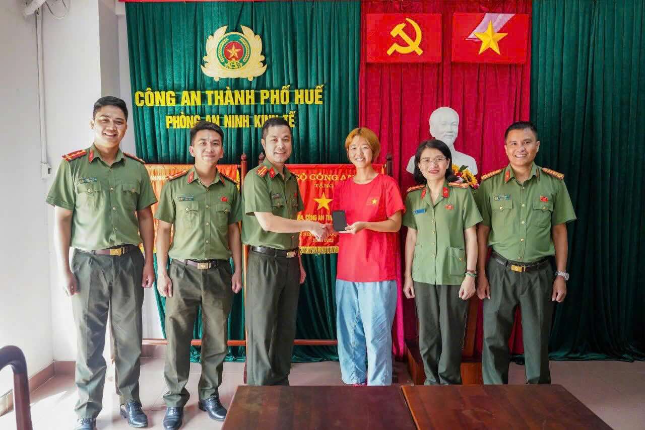 色相警察は、落とされた人に財産を引き渡しました。写真：Cong Quang.