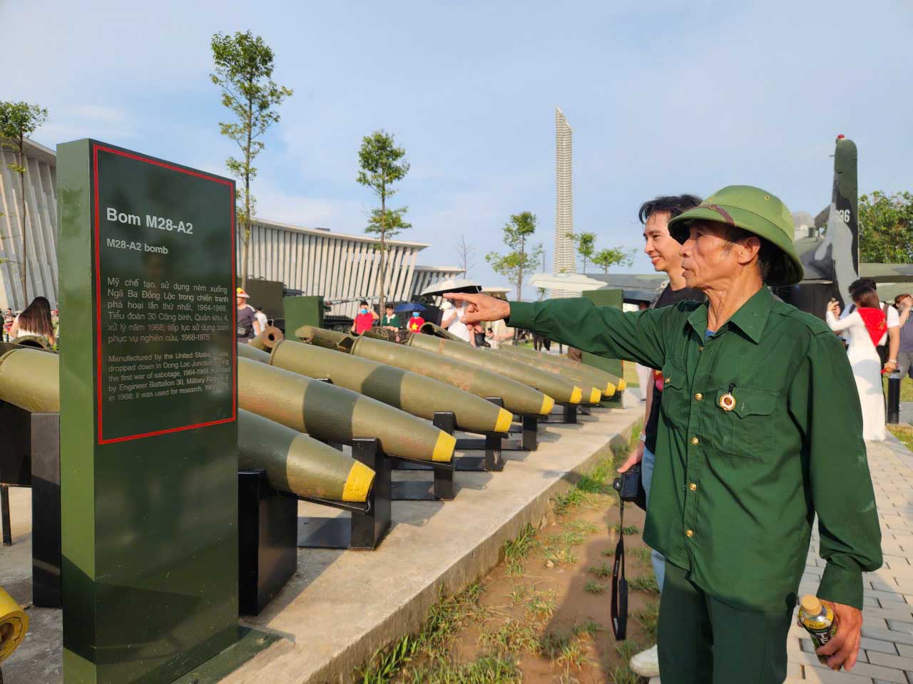Ong Nguyen Van Tan di tham quan tai Bao tang Lich su Quan su Viet Nam. Anh: Anh Huy.