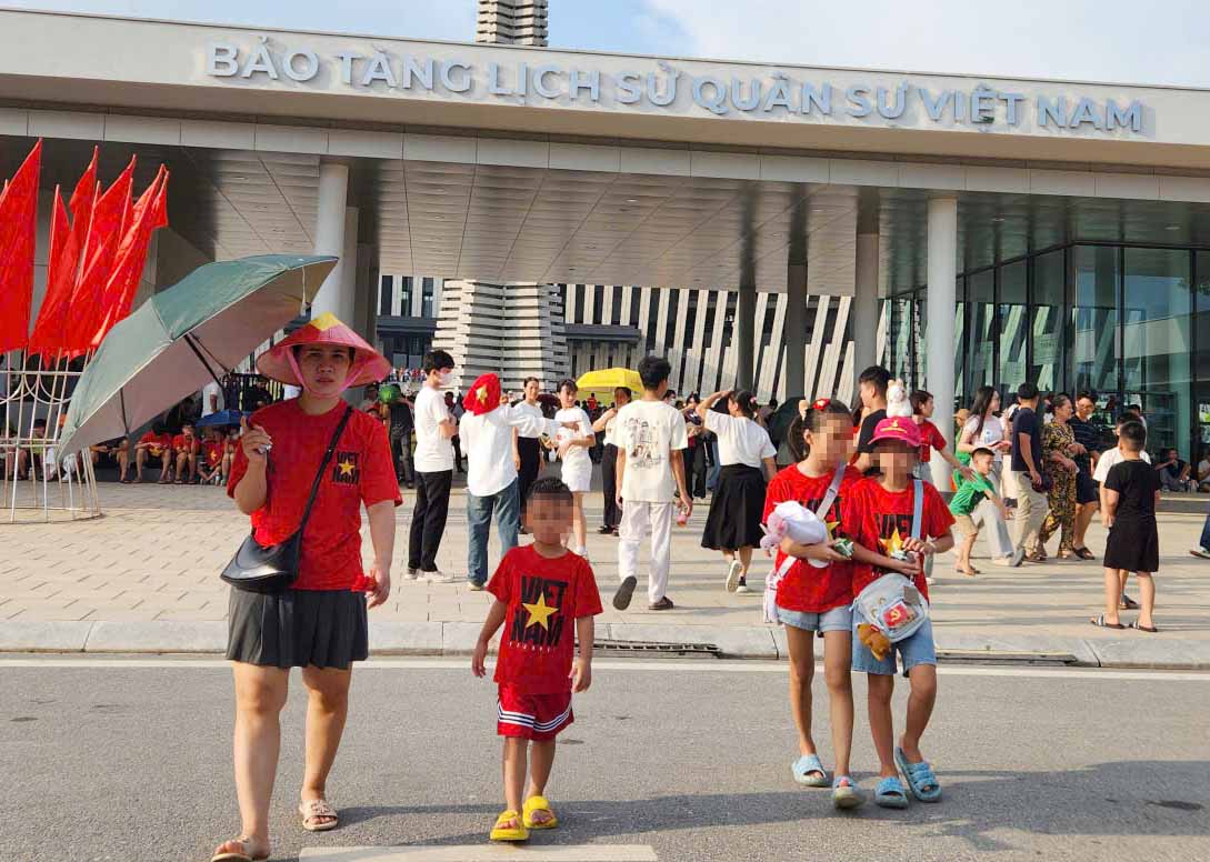 De nombreuses familles choisissent le Musee d'histoire militaire du Vietnam comme lieu de visite pour la fete nationale du 2 septembre. Photo : Anh Huy.