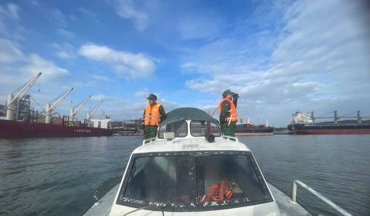 Cua Lo - Ben Thuy 항구 국경 수비대가 해상 실종자 수색을 위해 장비와 병력을 사용하고 있습니다. 사진: Hai Dang