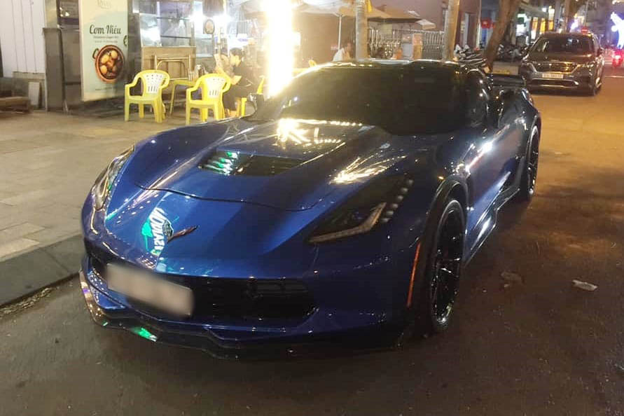 눈에 띄는 파란색 외관으로 호치민시 거리에 드물게 등장한 쉐보레 콜벳 C7 Z06. 사진: 응우옌 브엉