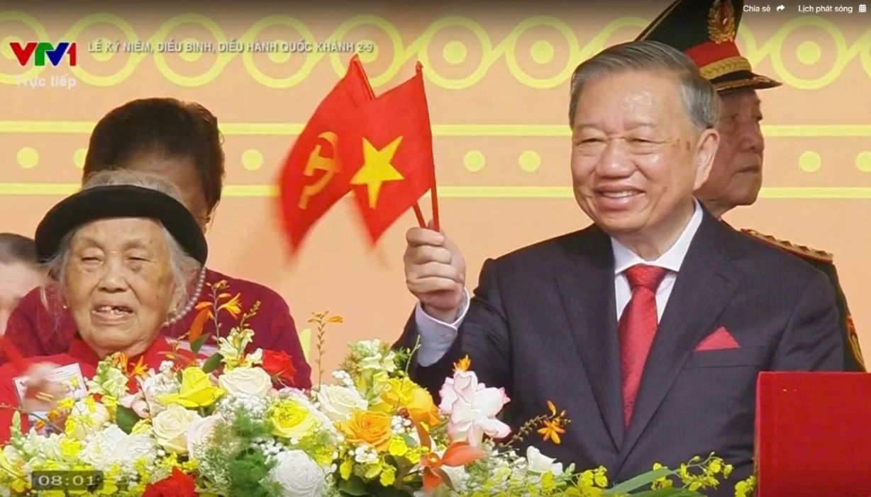 베트남 영웅 어머니 Tran Thi Huyen이 9월 2일 아침 국경일 80주년 기념 퍼레이드에서 To Lam 총비서 옆에 앉아 있습니다. VTV 생중계에서 캡처한 사진.