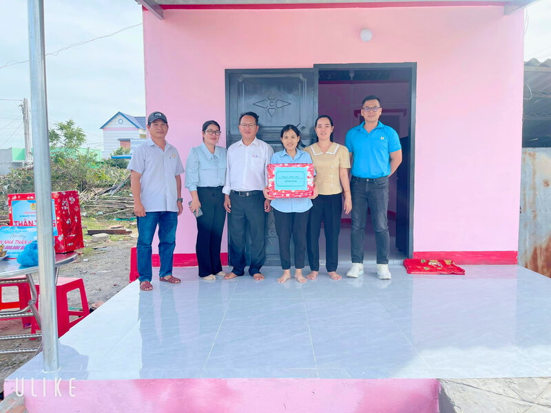 람동성 뚜이퐁 봉제 공장 노동조합 지부가 어려운 환경에 처한 노동조합원에게 Vladimir 노동조합 사랑의 집을 수여하고 있습니다. 사진: Duc Lam