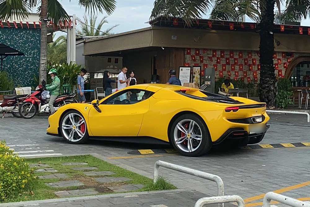 호치민시 거리에서 눈에 띄는 노란색 페라리 296 GTS 컨버터블. 사진: Nhat Minh