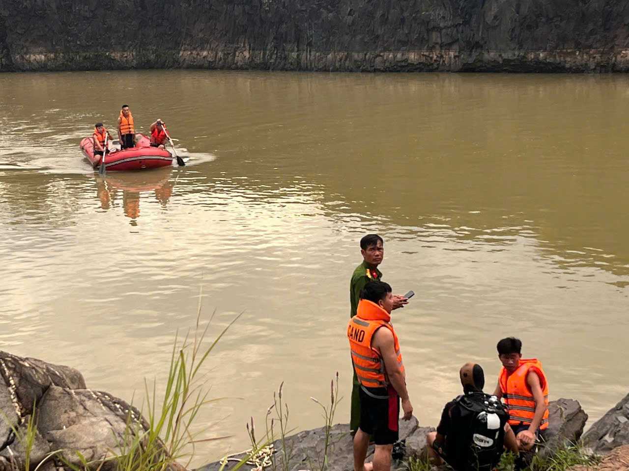 Les forces de l'ordre organisent la recherche des victimes disparues. Photo : Fournie par la police