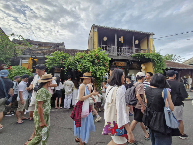 Turistas visitan el casco antiguo de Hoi An (Da Nang). Foto: Thu Giang