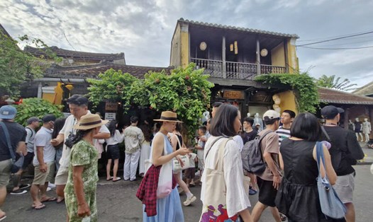 Du khách tham quan phố cổ Hội An (Đà Nẵng). Ảnh: Thu Giang