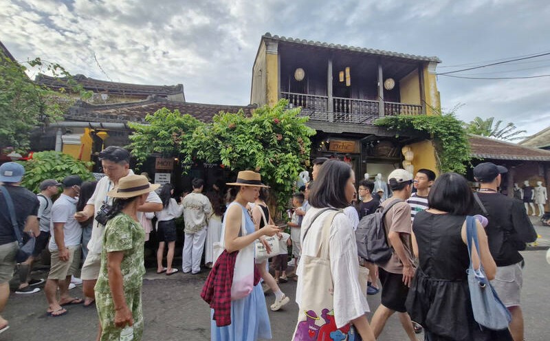 Tourists visit Hoi An ancient town (Da Nang). Photo: Thu Giang