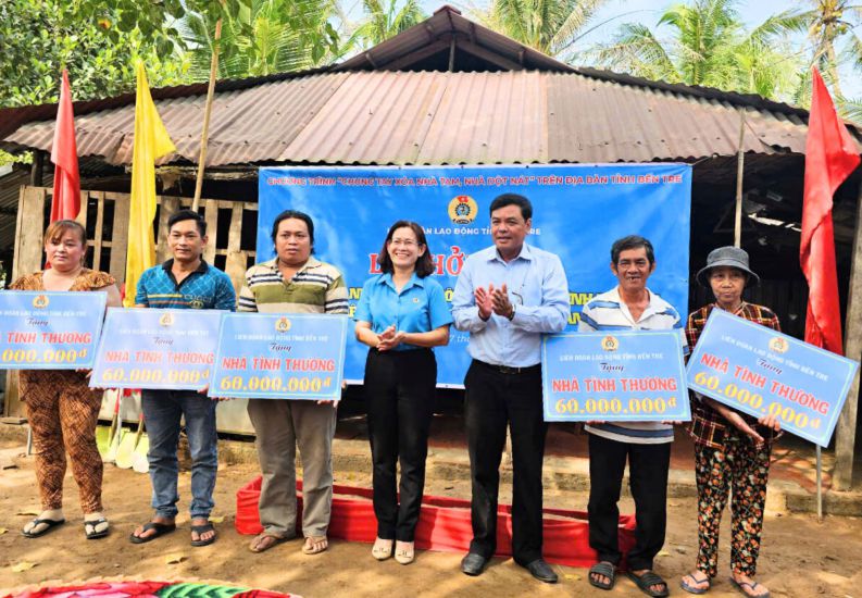 La Federation du travail de la province de Vinh Long remet des fonds pour la construction de logements aux travailleurs en difficulte lies a l'apprentissage et a l'exemple de l'Oncle Ho. Photo : Federation du travail de la province de Vinh Long