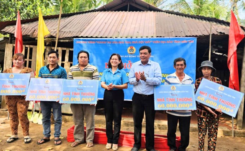 The Vinh Long Provincial Federation of Labor awards funding for housing construction for disadvantaged workers, associated with studying and following Uncle Ho's example. Photo: Vinh Long Provincial Federation of Labor