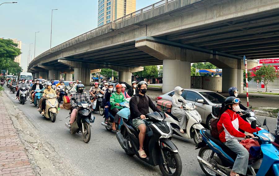 Tai nut giao cat co den giao thong tren doan duong vanh dai 3 huong ve trung tam Ha Noi. Anh: Thieu Trang.