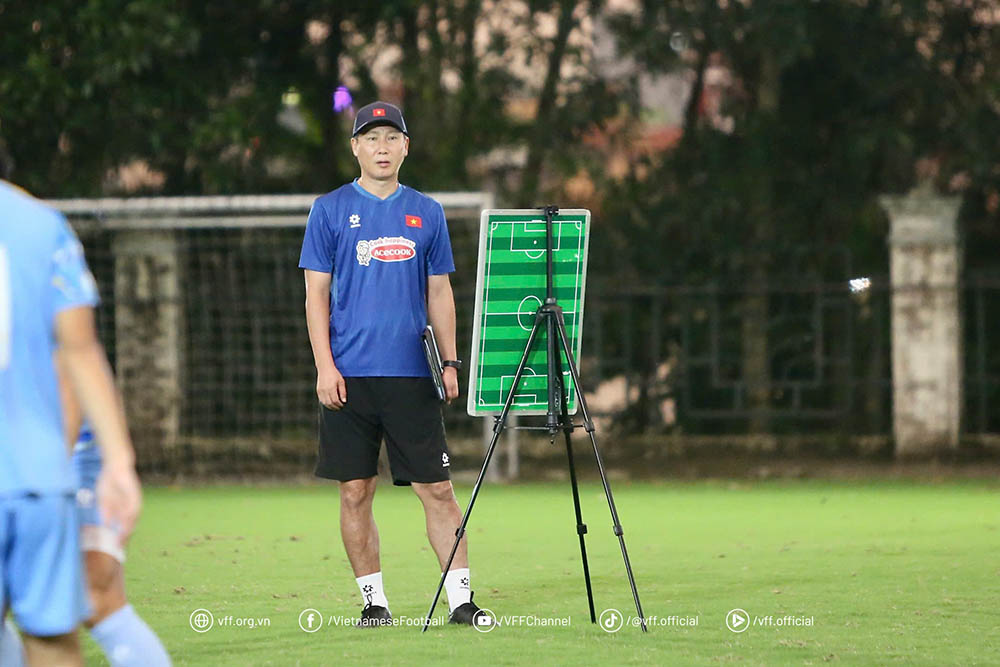 Huan luyen vien Kim Sang-sik quyet tam cung U23 Viet Nam gianh ket qua tot o vong loai U23 chau A 2026. Anh: VFF