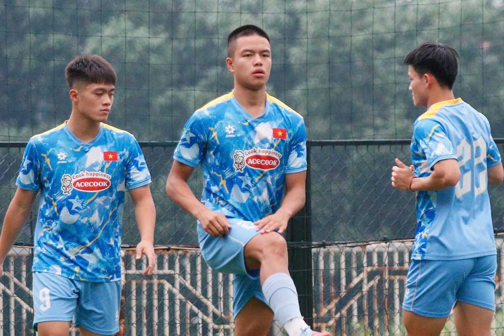 Tran Thanh Trung (giua) khong duoc thi dau vong loai U23 chau A 2026. Anh: VFF