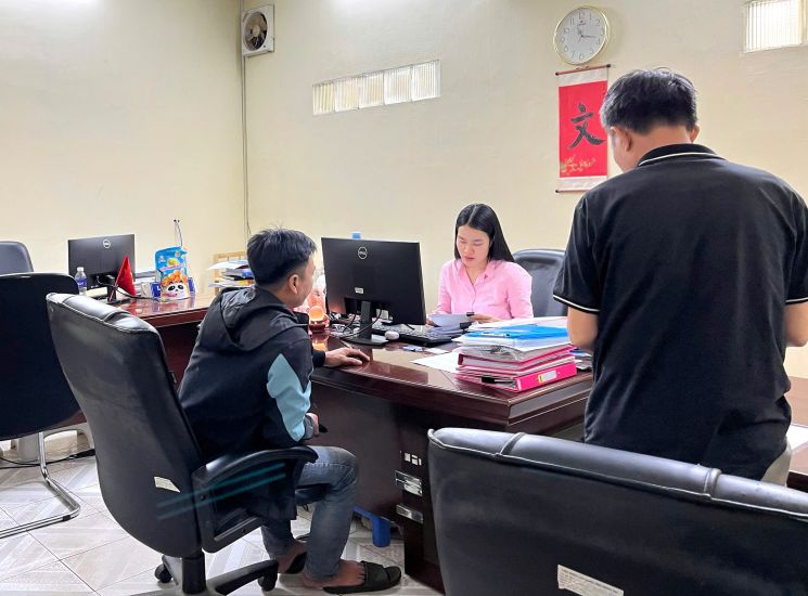 Les fonctionnaires du Centre de conseil juridique du syndicat de la Federation du travail de la province de Dong Nai soutiennent les travailleurs. Photo : Ha Anh Chien