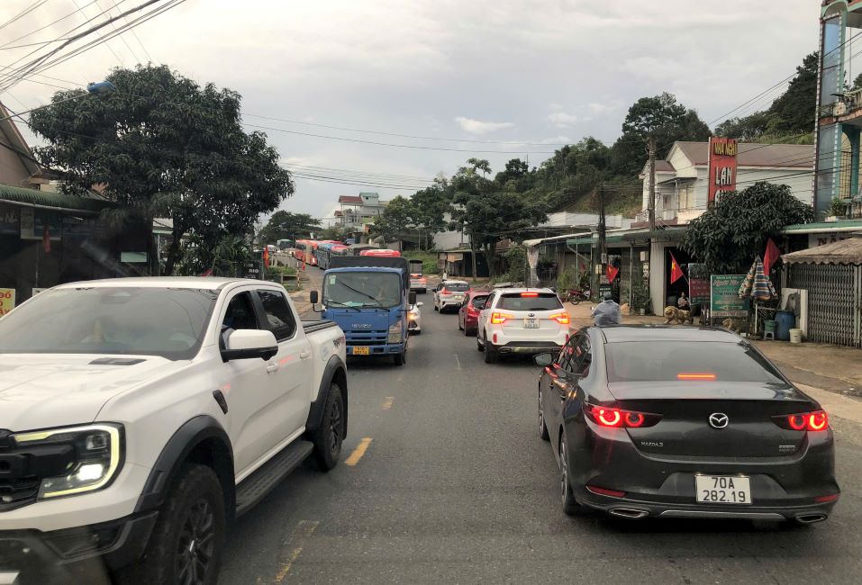 바오록 고개를 통과하는 국도 20호선 구간에 교통에 참여하는 차량 수가 상당히 많습니다. 사진: 람 홍