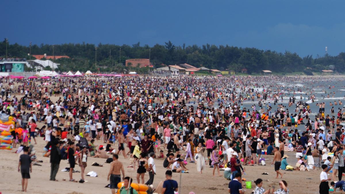 Du khach do ve bai tam Thuy Van o Vung Tau trong ngay thu 2 ky nghi le. Anh: Thanh An