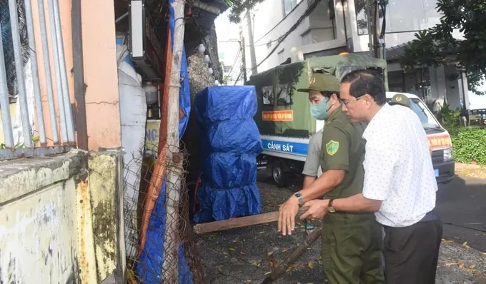 Secretary of the Vung Tau Ward Party Committee (HCMC) Nguyen Tan Ban directly directed the functional forces to carry out the task of restoring urban order. Photo: hcmcpv.org.vn