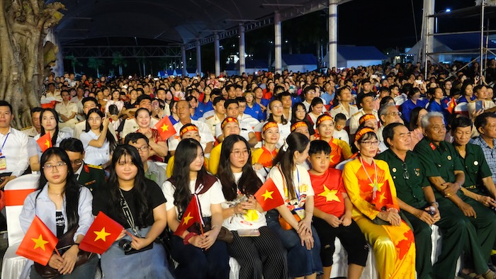 Dong duc nguoi dan Can Tho den xem chuong trinh hop mat. Anh: Phong Linh.