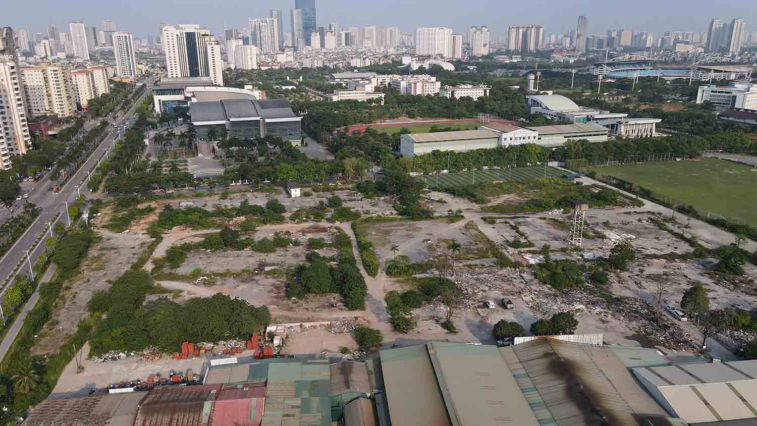 Research and propose solutions to apply appropriate land price adjustment coefficients in land use fee collection. Photo: Pham Dong