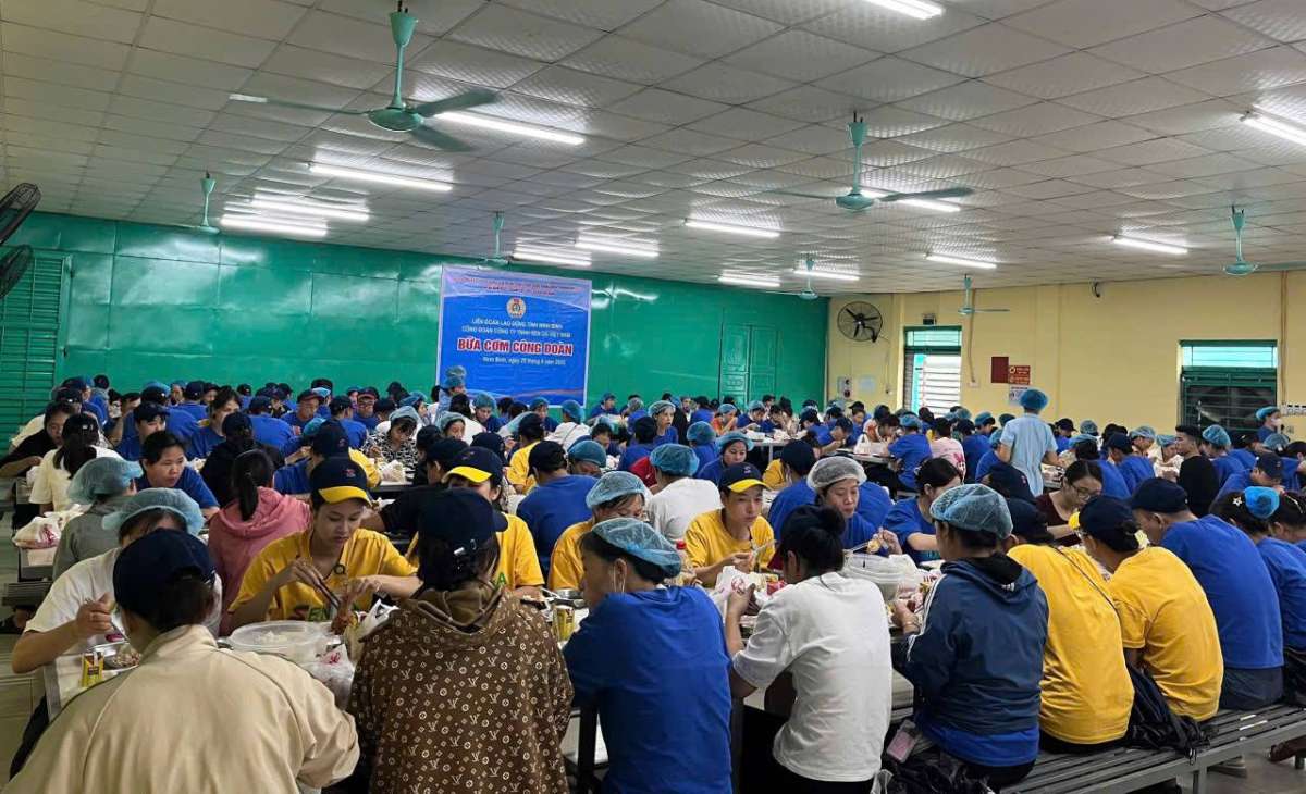 노동조합 점심 식사는 기업과 노동조합 조직을 조합원 및 노동자와 연결하는 데 도움이 됩니다. 사진: 닌빈 노동조합