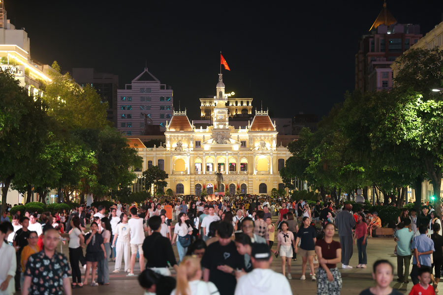 Pho di bo Nguyen Hue thu hut luong lon nguoi dan, du khach. Anh: Viet Anh