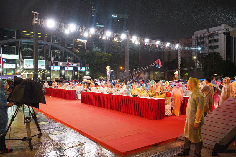 Dai bieu mac ao mua, tham du chuong trinh cau truyen hinh tai diem cau pho di bo Nguyen Hue. Anh: Anh Tu