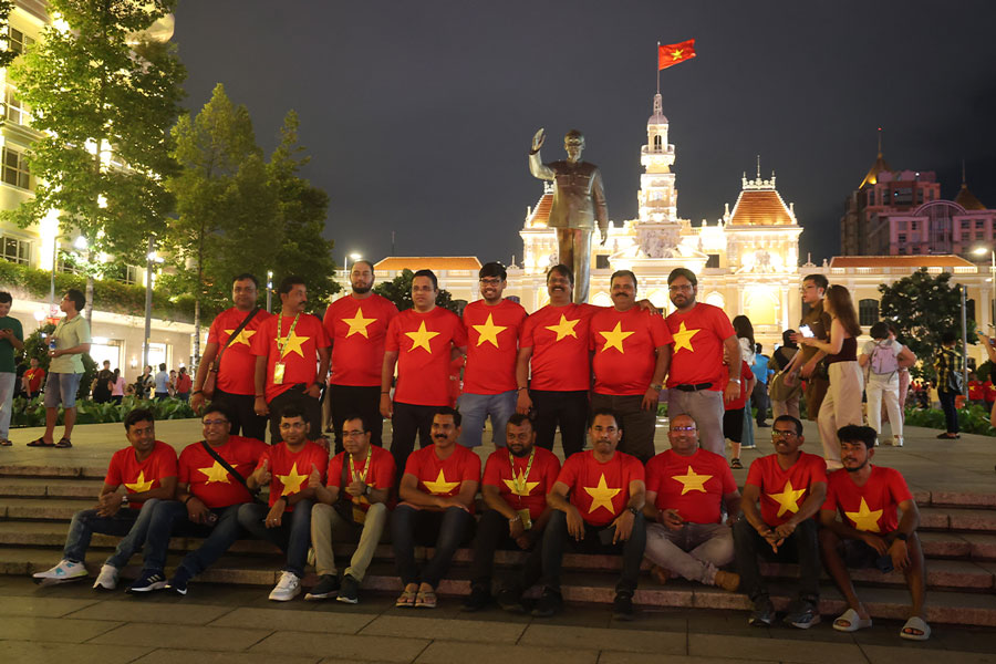 Du khach check-in tai khu vuc tuong dai Chu tich Ho Chi Minh. Anh: Viet Anh