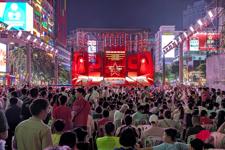 Dong dao nguoi dan co mat tai pho di bo Nguyen Hue, cho don cac hoat dong toi ngay 2.9. Anh: Anh Tu