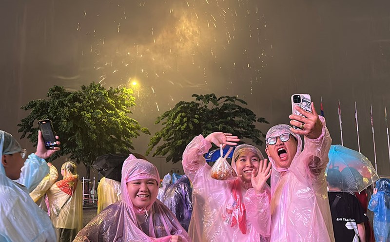 Admire the brilliant fireworks display in heavy rain in Ho Chi Minh City to celebrate National Day 2.9