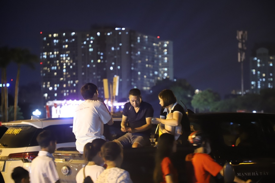 Nguoi dan an uong, nghi ngoi ngay tren xe o to. Anh: Huyen Chi