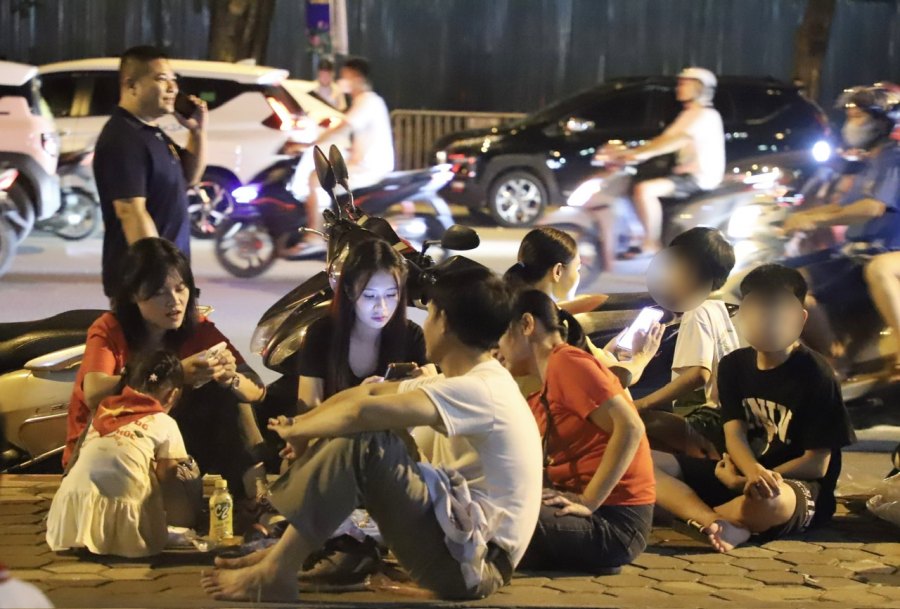 Nhieu gia dinh chuan bi do an de cho den gio ban phao hoa va xem chuong trinh nghe thuat. Anh: Huyen Chi