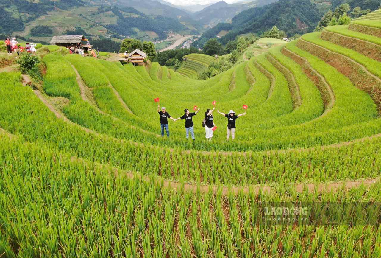 Du khach thich thu check-in ben nhung thua ruong bac thang mua lua xanh o Mu Cang Chai, Lao Cai. Anh: Van Duc.