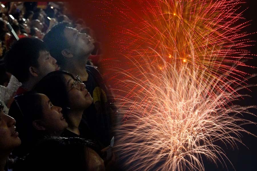 Thousands of people cheered when admiring the brilliant fireworks display in the sky of Hanoi