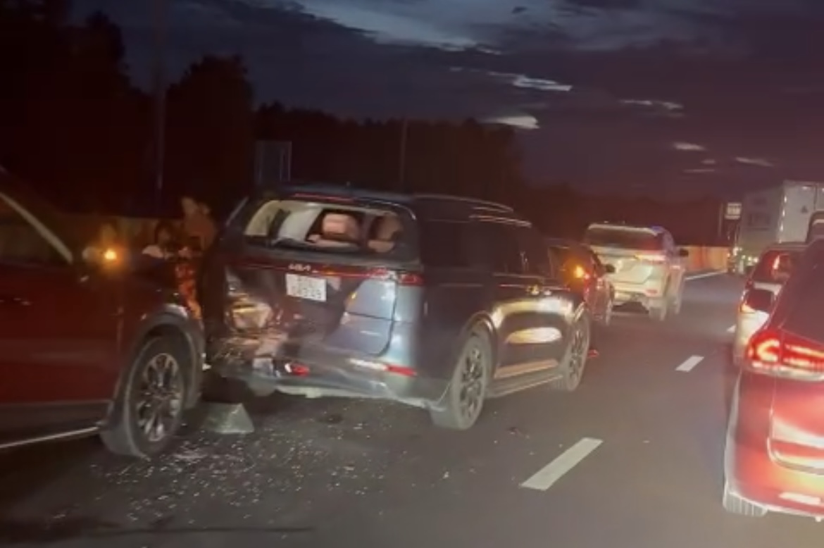 Scene of the collision of many cars on the Phan Thiet - Dau Giay Expressway. Photo cut from clip