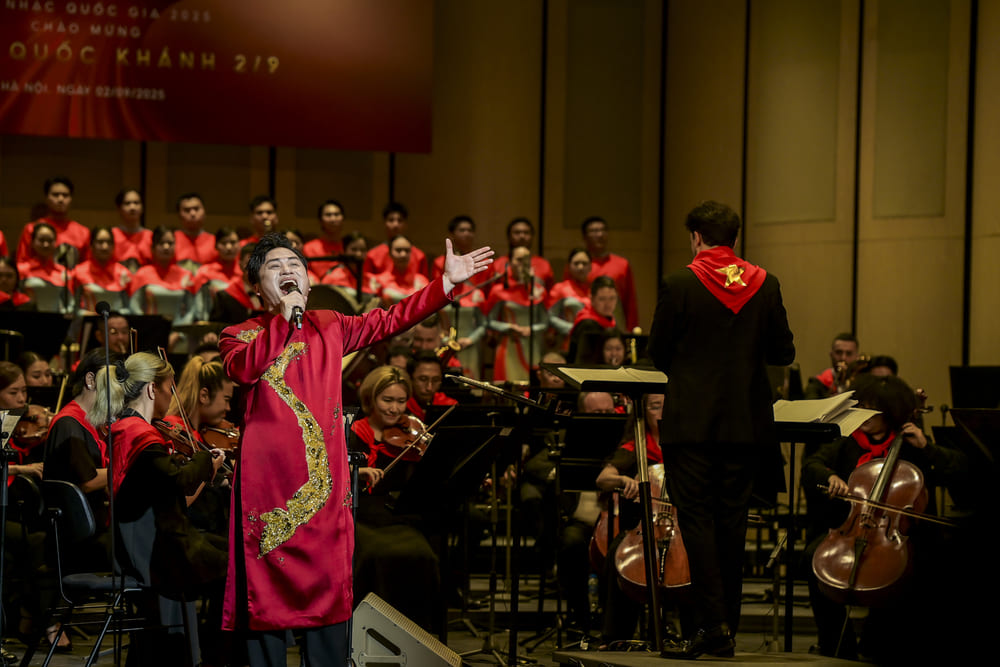 Divo Tung Duong returns with the national music program "Dieu co mai 2025". Photo: Hoang Ha - Trong Tung