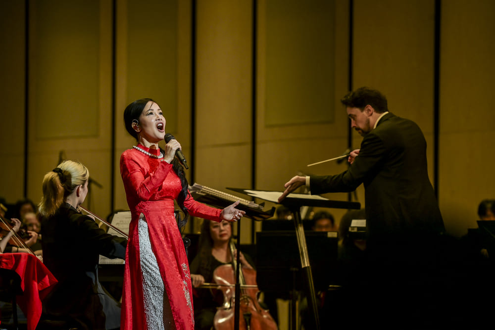 Diva Hong Nhung khien khan gia xuc dong khi the hien ca khuc “Bai ca Ha Noi“. Anh: Hoang Ha - Trong Tung