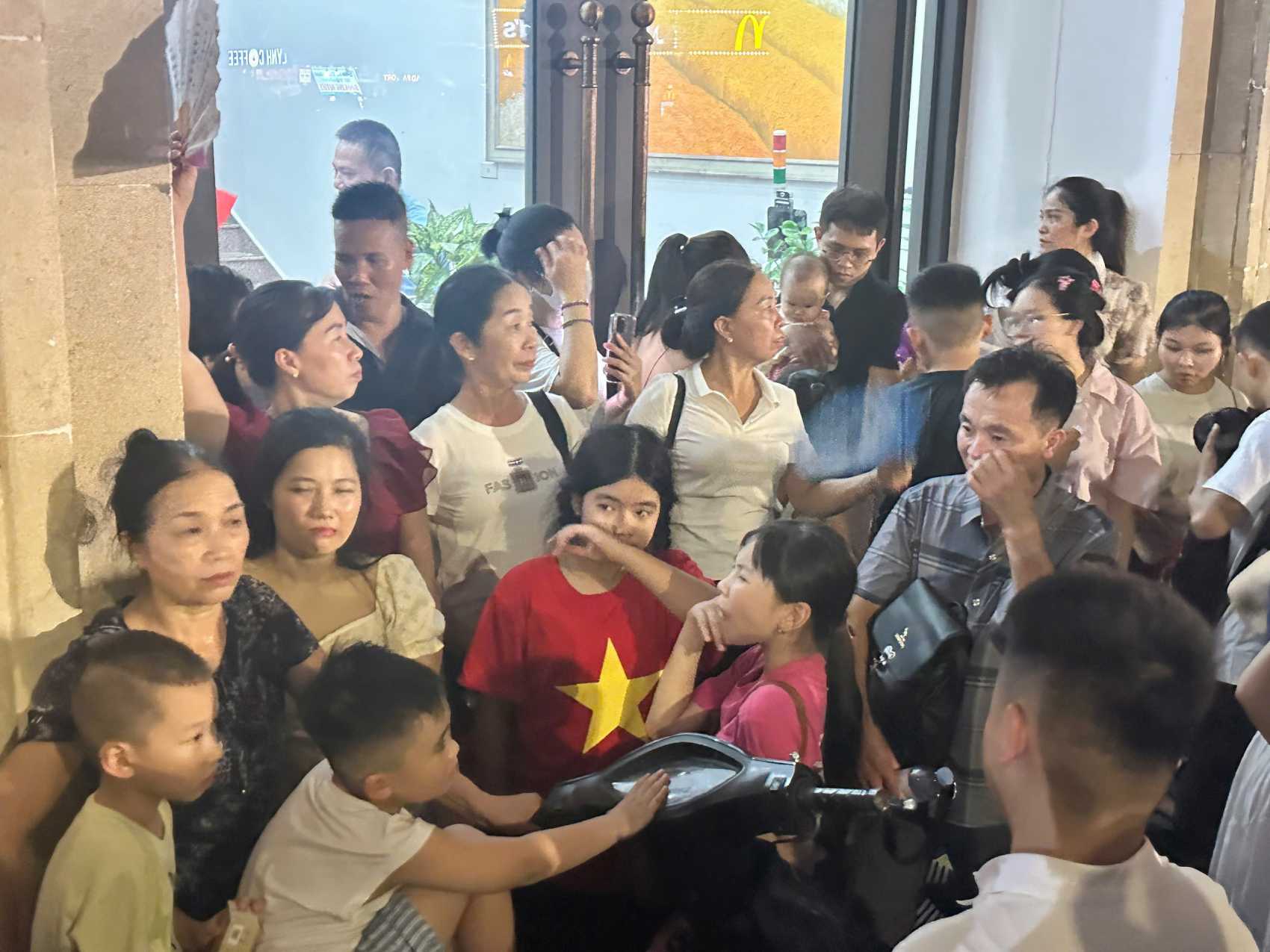 Nguoi dan cho xem phao hoa