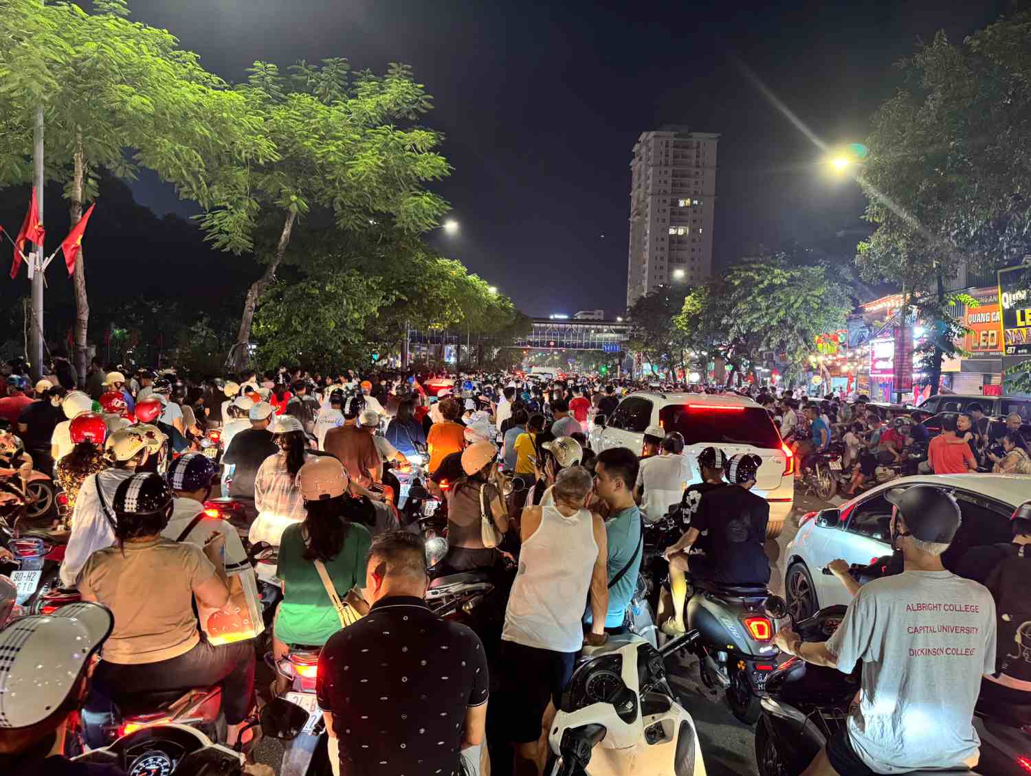 Tai pho Dai Co Viet, Ha Noi hang tram nguoi dan di chuyen den khu vua canh cong vien Thong Nhat de cho don xem ban phao hoa ki niem 80 nam Cach mang thang Tam thanh cong va Quoc khanh 2.9. Anh: Hanh Thom